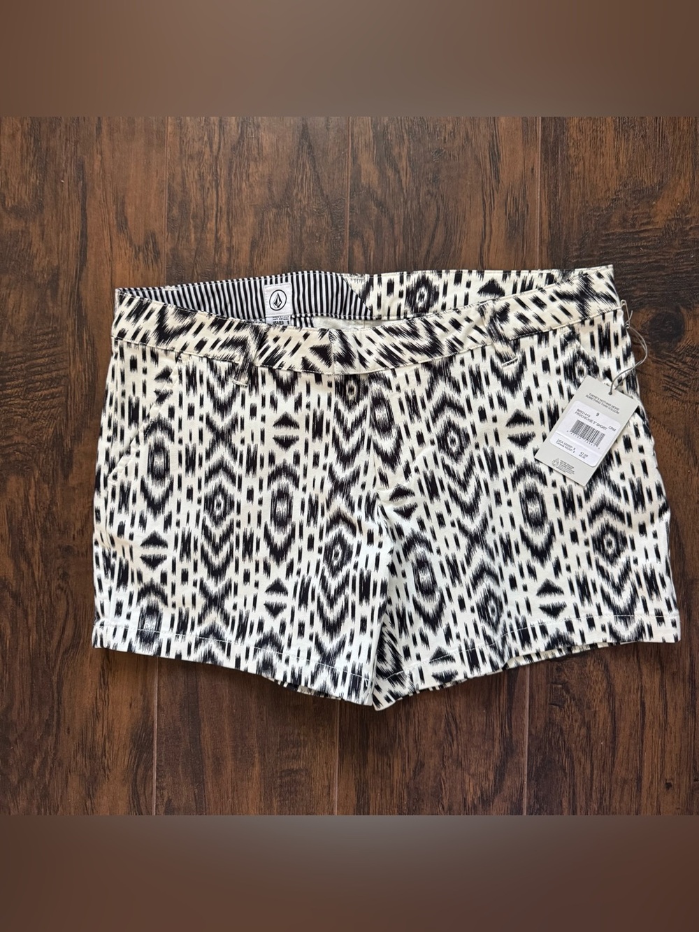 Volcom Size 9 Frochickie 5” Shorts With Black and White Geometric Pattern